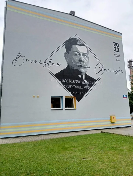 Mural Bronisława Chącińskiego już jest. Na ścianie Szkoły Podstawowej nr 4 - Zdjęcie główne