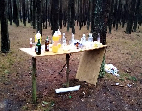 Impreza w lesie. Zostawili "zastawiony" stół  - Zdjęcie główne