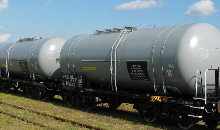 Olej wyciekał z wagonu - cysterny na torach kolejowych w Łukowie - Zdjęcie główne