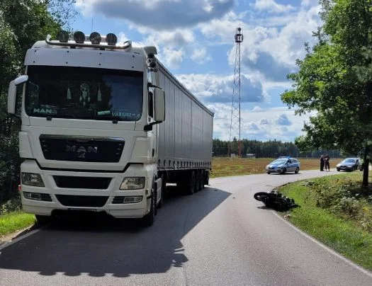 Zderzenie motocykla z ciężarówką w powiecie łukowskim. Na miejscu helikopter LPR - Zdjęcie główne