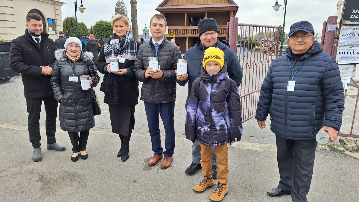 Odwiedzający cmentarz św. Rocha wsparli kwestę na odnowienie starych pomników. Ile zebrano? - Zdjęcie główne