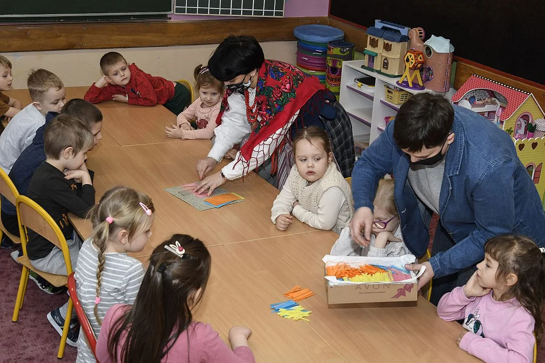 Trwają warsztaty Bożonarodzeniowe z Muzeum Regionalnym w Łukowie  Kto zna wycinankę z opłatka? - Zdjęcie główne