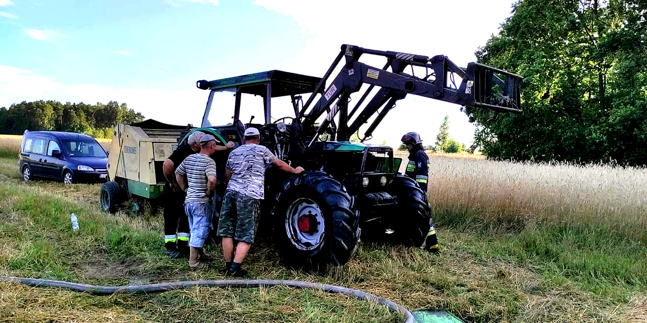 Na polu zapalił się traktor  - Zdjęcie główne