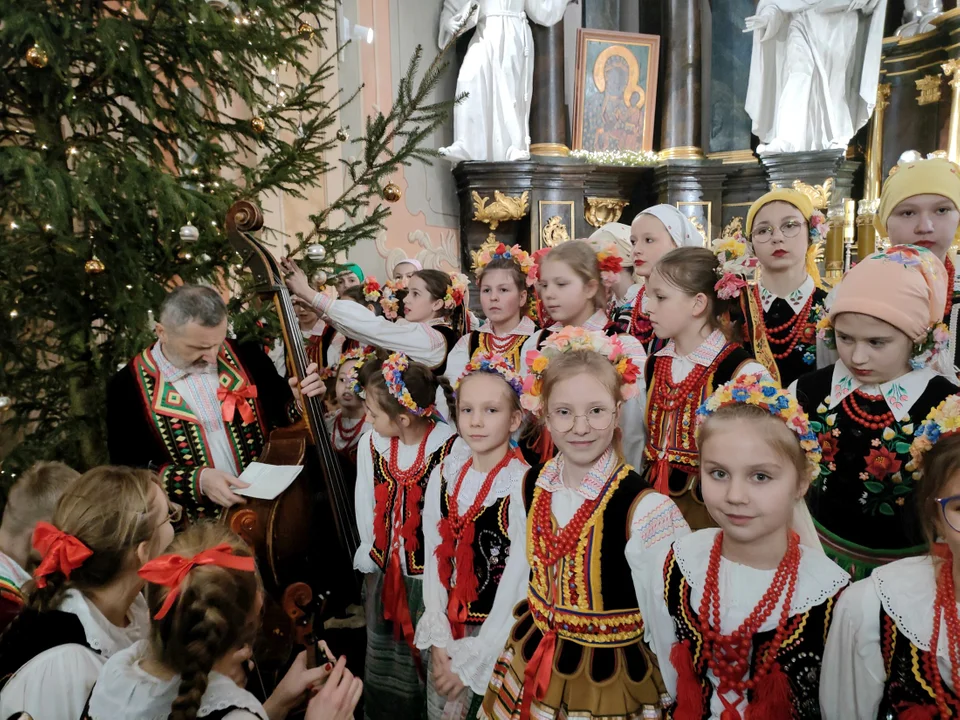 Posłuchajcie, jak „Łukowiacy” zaśpiewali w kościele Podwyższenia Krzyża Św. w Łukowie (filmiki) - Zdjęcie główne