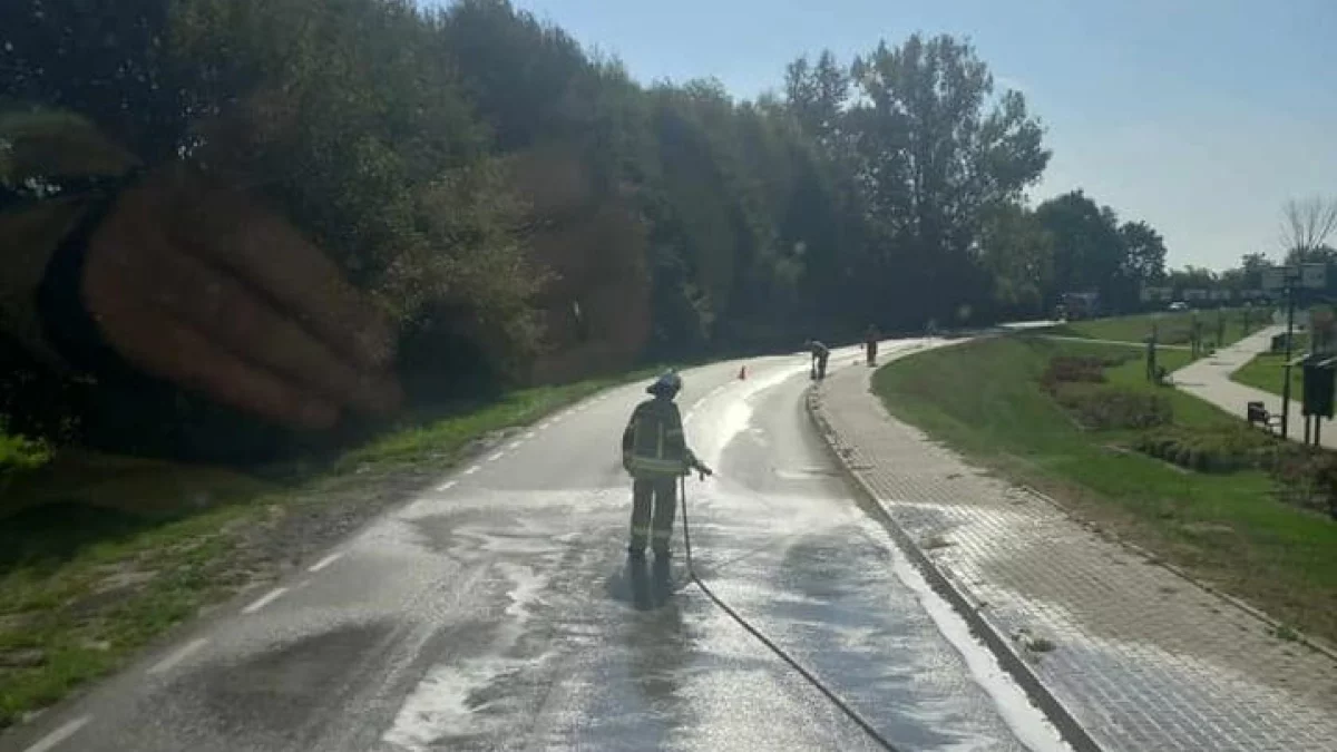 Rozlana plama oleju. Straż sprząta. - Zdjęcie główne