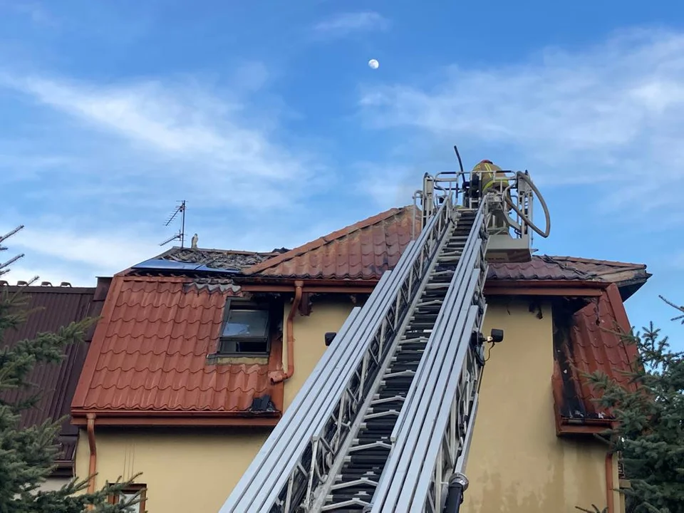 Lublin: Pożar domu na Węglinie Południowym. Z ogniem walczyło kilka zastępów strażaków - Zdjęcie główne