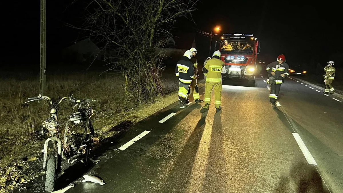 Spłonął skuter na drodze powiatowej, służby w akcji - Zdjęcie główne