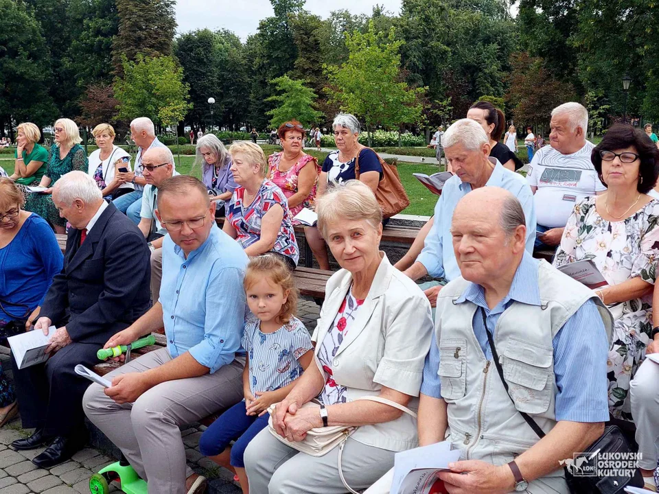 Wspólnie śpiewali pieśni wojskowe (ZDJĘCIA) Obchody 102. rocznicy Cudu nad Wisłą - Zdjęcie główne