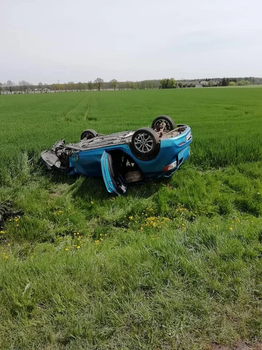 Zderzenie forda i mazdy w Gołąbkach. Z dachowaniem   - Zdjęcie główne