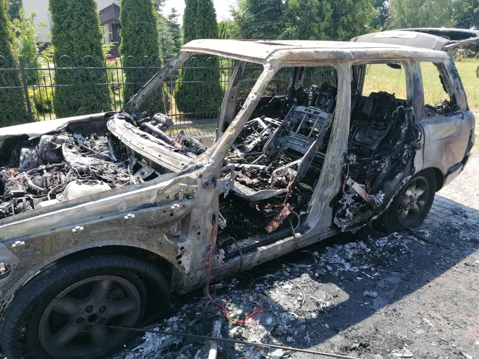 Spłonął samochód w Karwaczu Zapalił się na drodze   - Zdjęcie główne