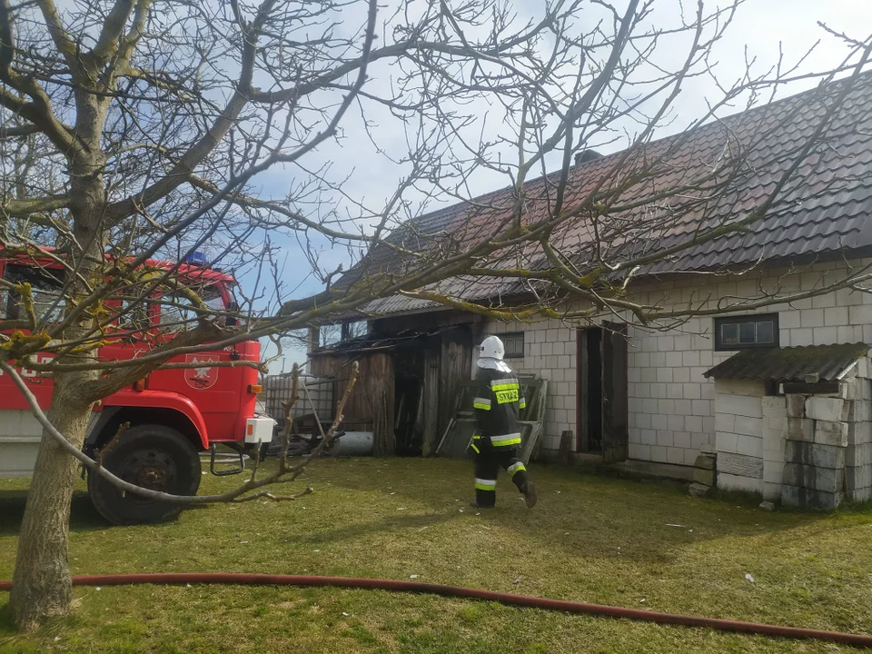 W Jedlance palił się budynek gospodarczy  - Zdjęcie główne