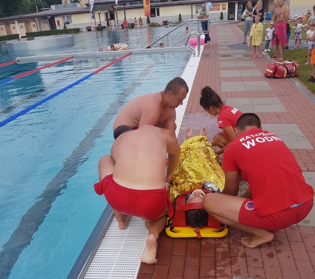 Poszkodowanego należy okryć kocem termicznym