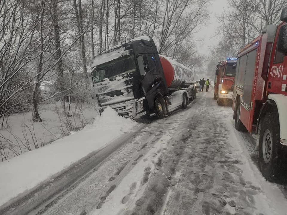 Fatalne warunki na drogach. Strażacy interweniowali ponad 90 razy - Zdjęcie główne