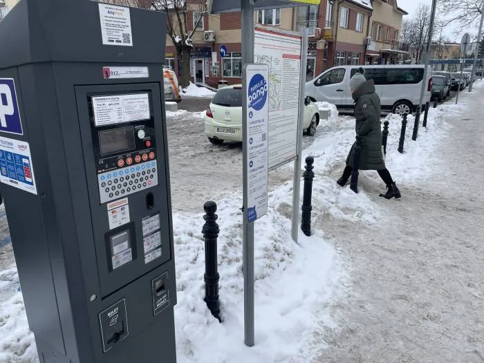 Zimowy chaos w Łukowie. Czytelnik skarży się na nieodśnieżone parkingi - Zdjęcie główne