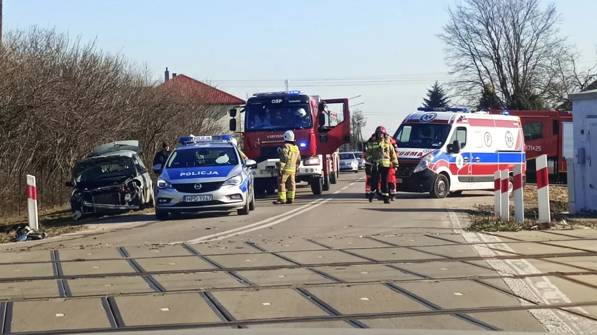 Wjechał volkswagenem pod pociąg!  Zapłaci za swój wybryk! - zapowiada PKP. - Zdjęcie główne