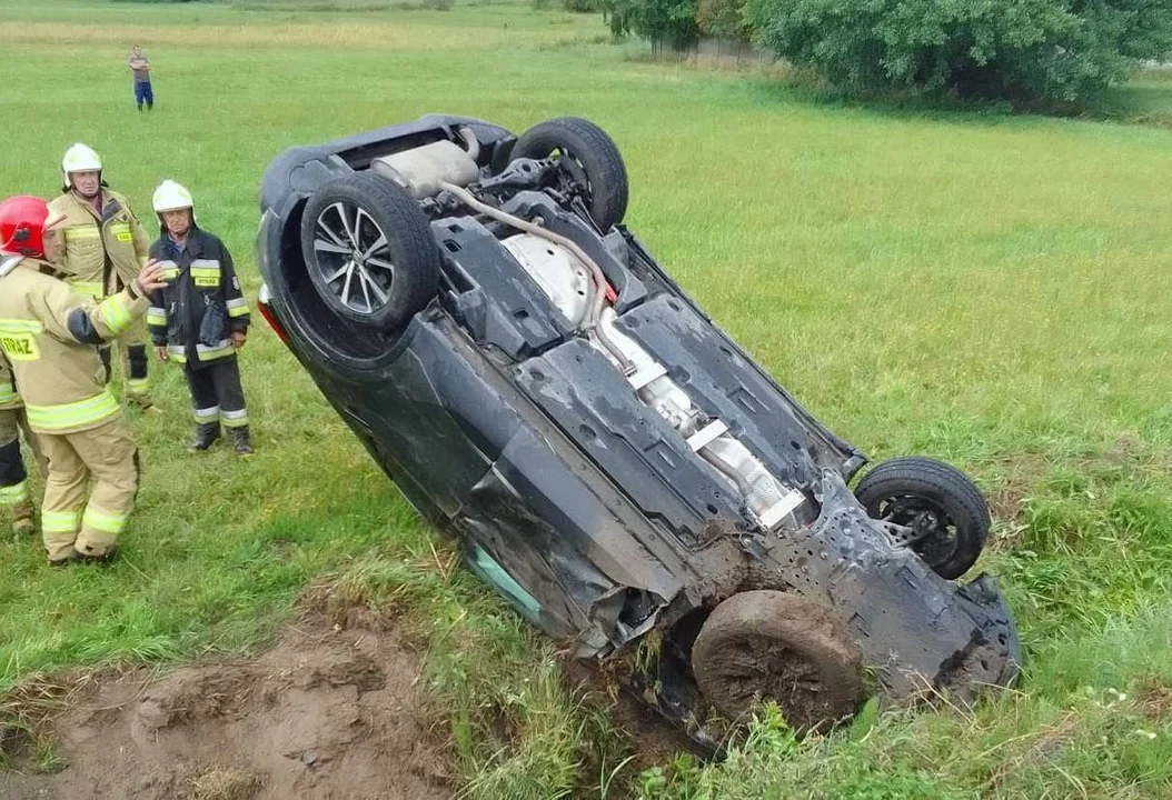 Groźny wypadek w Serokomli. Samochód wylądował w rowie - Zdjęcie główne