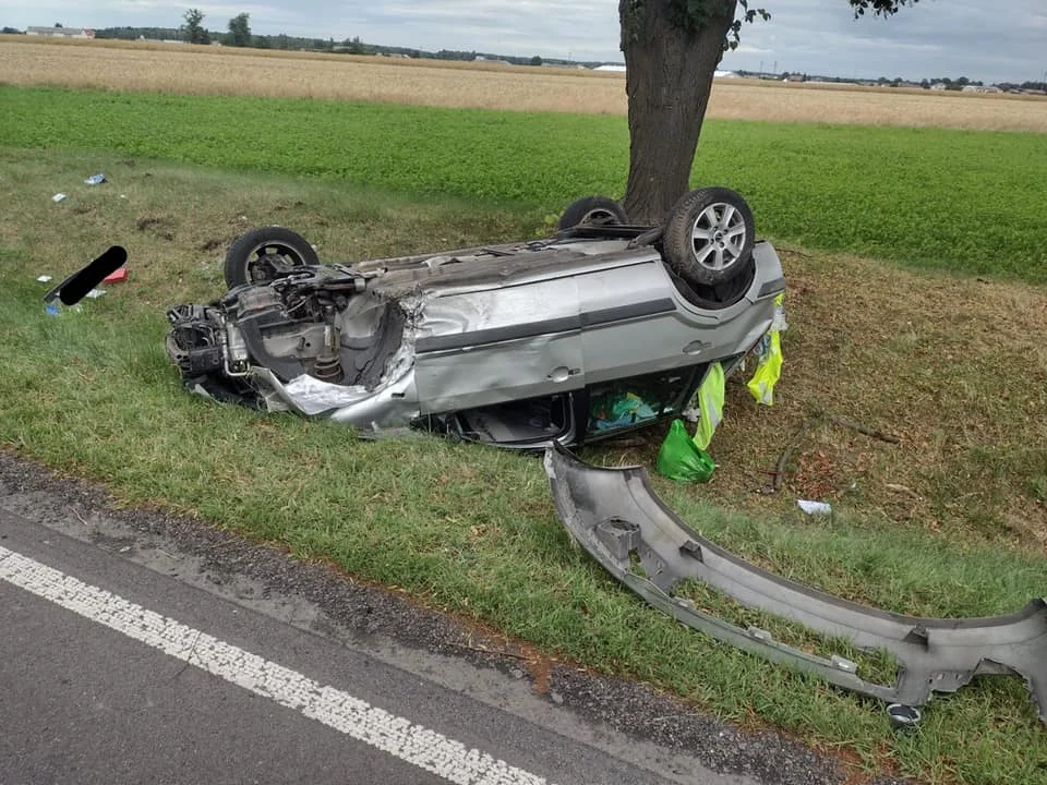 Zderzenie samochodów w Dmininie i dachowanie. Na „krajówce” - trasie Łuków- Radzyń  - Zdjęcie główne