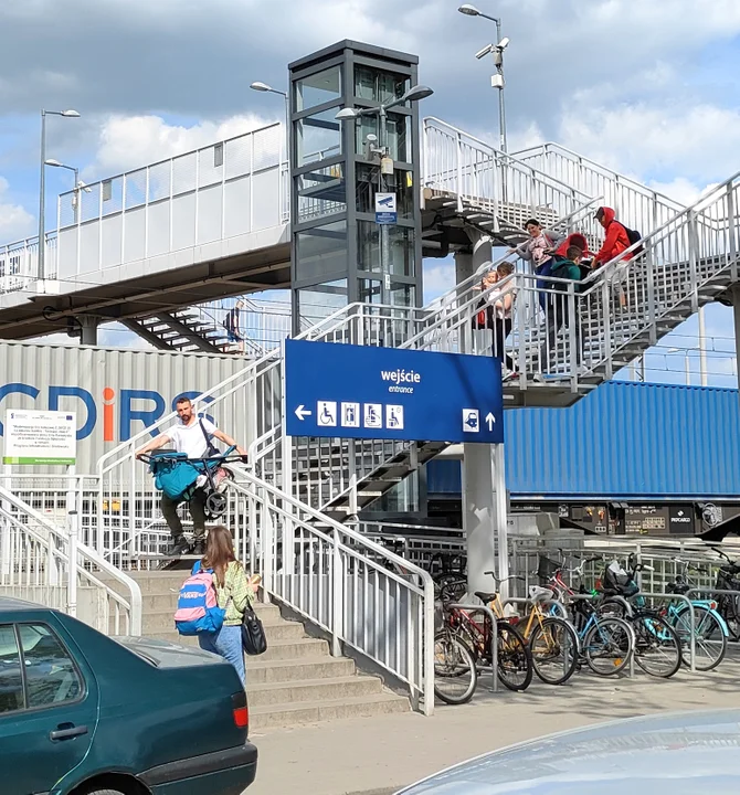  ŁUKÓW O co pytają nasi radni? Parking przy dworcu PKP do naprawy, na kładce potrzebne szyny - Zdjęcie główne