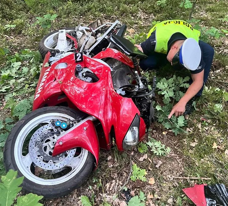Powiat łukowski: Motocyklista w trakcie próbnej jazdy uderzył w drzewo. Zginął na miejscu - Zdjęcie główne