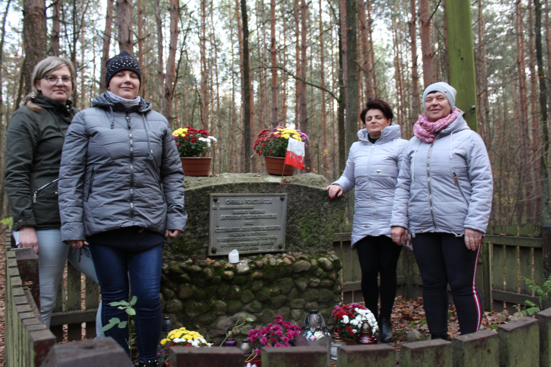 GMINA KRZYWDA  KGW Wola Okrzejska udekorowało kapliczki i miejsca pamięci  - Zdjęcie główne