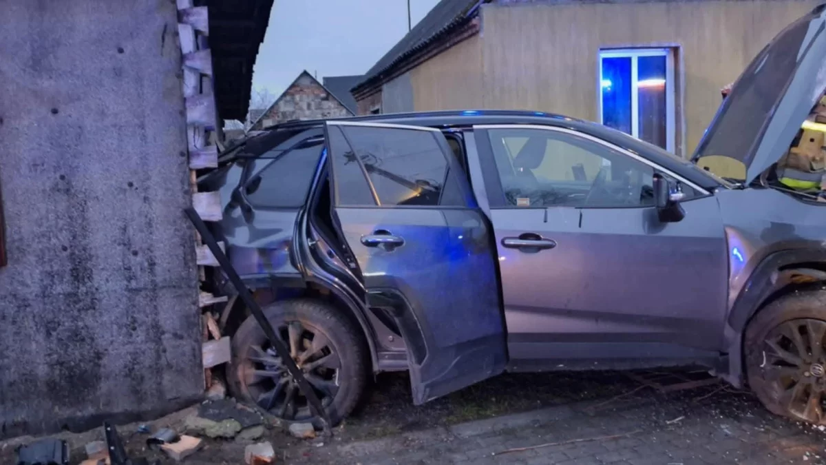 Samochód uderzył w dom. Ustalenia policji - Zdjęcie główne