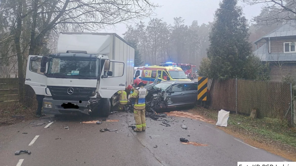 Groźny wypadek! Osobówka zderzyła się z ciężarówką. (zdjęcia) - Zdjęcie główne