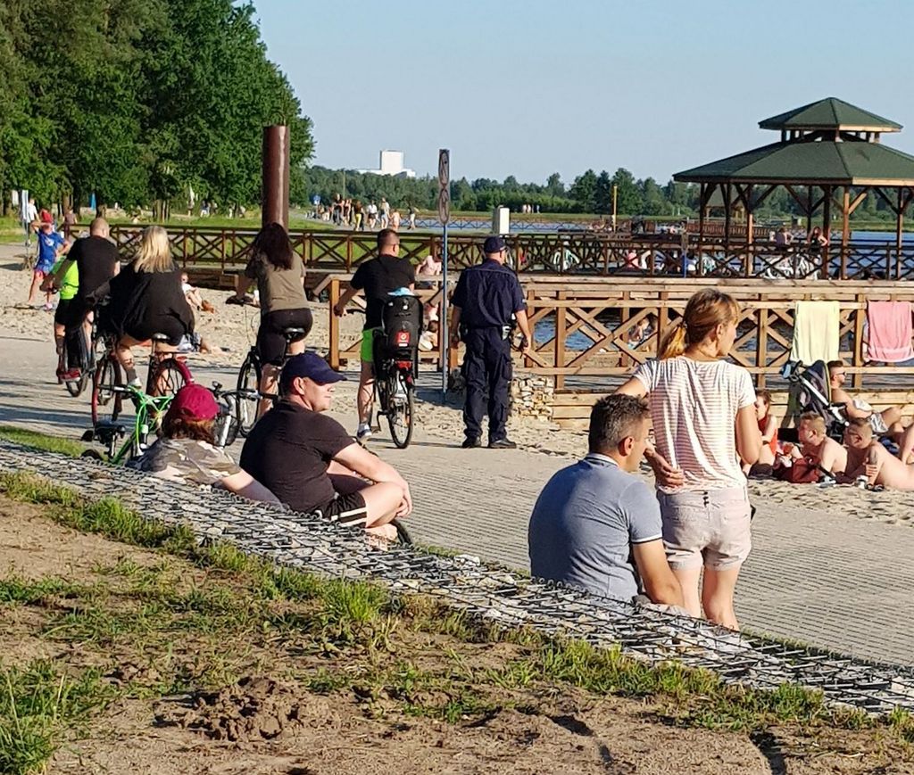 W niedzielę wiele osób pojechało wypocząć nad zalew Zimna Woda. Interweniowała policja  