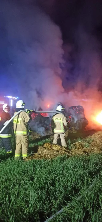 Powiat łukowski: Pożar słomy w miejscowości Siedliska. Ogień ugasili strażacy - Zdjęcie główne