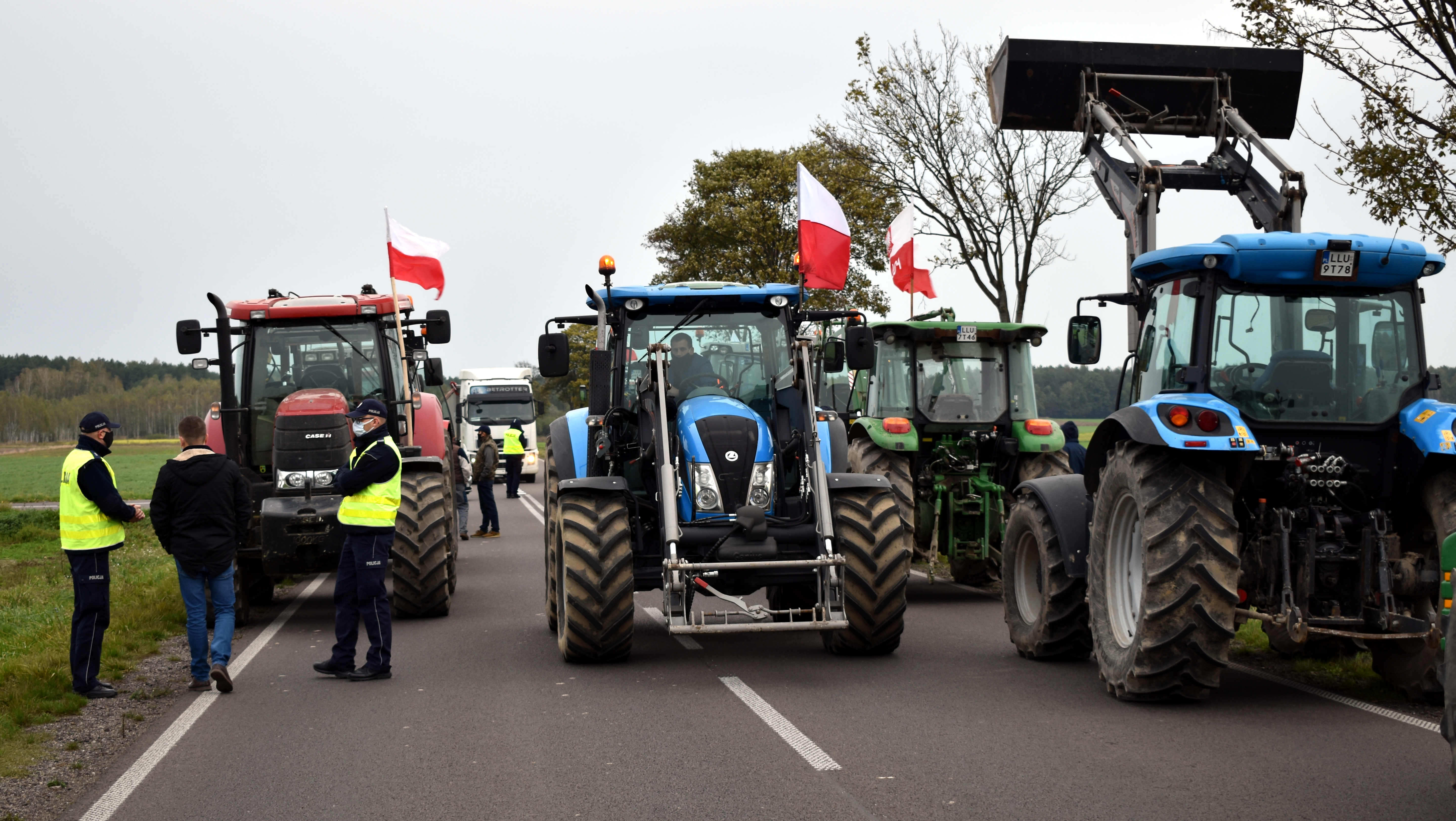 Trwają protesty rolników  w powiecie (WIDEO i ZDJĘCIA) - Zdjęcie główne