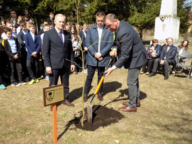 W Serokomli uczcili ofiary Zbrodni Katyńskiej - Zdjęcie główne