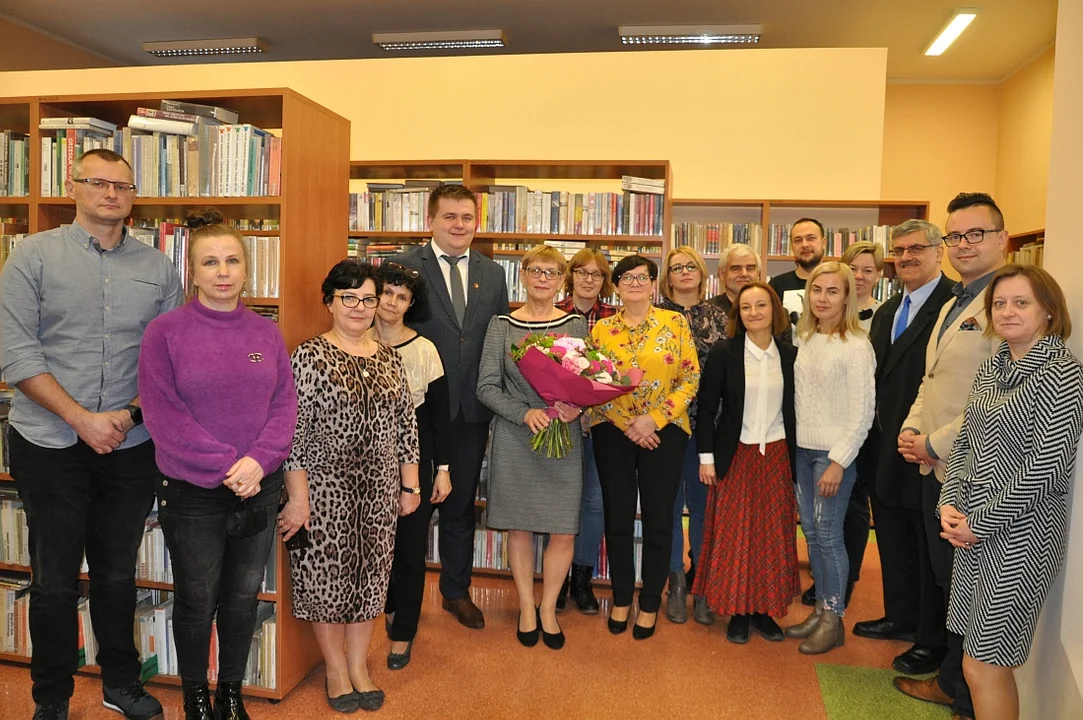 „Zmiana warty” w Miejskiej Bibliotece w Łukowie. Ewa Wiśnicka na emeryturze - Zdjęcie główne