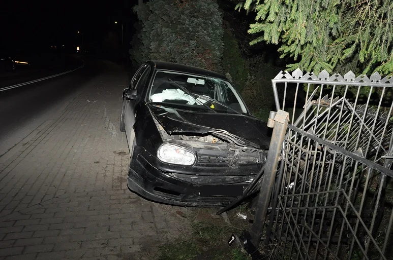 Gmina Międzyrzec Podlaski: Wjechała samochodem w bramę. Była nietrzeźwa - Zdjęcie główne