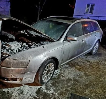 Pożar samochodu w Adamowie - Zdjęcie główne