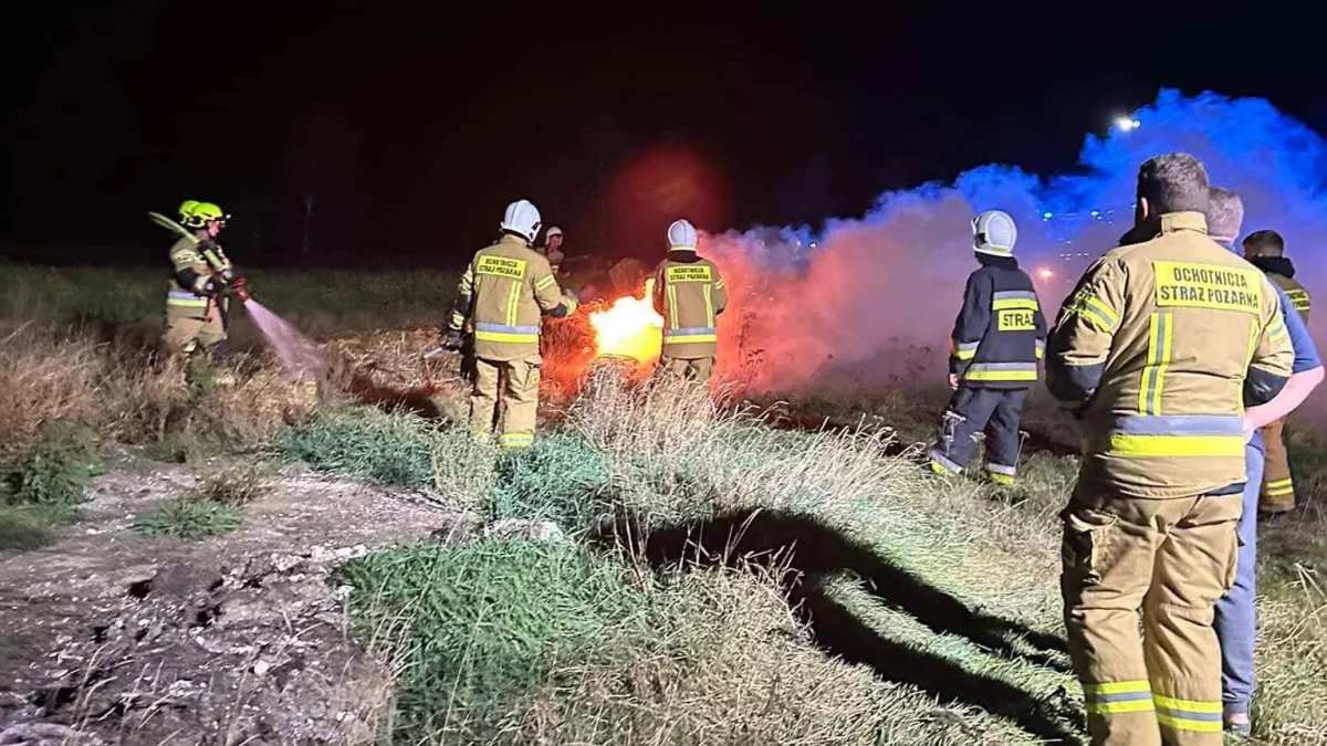 Nocna akcja straży przy pożarze. - Zdjęcie główne