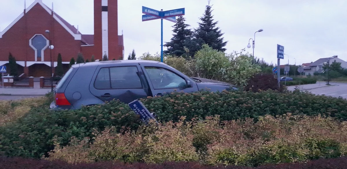 Łuków : „Parkowanie" na rondzie w oku kamery (WIDEO) - Zdjęcie główne