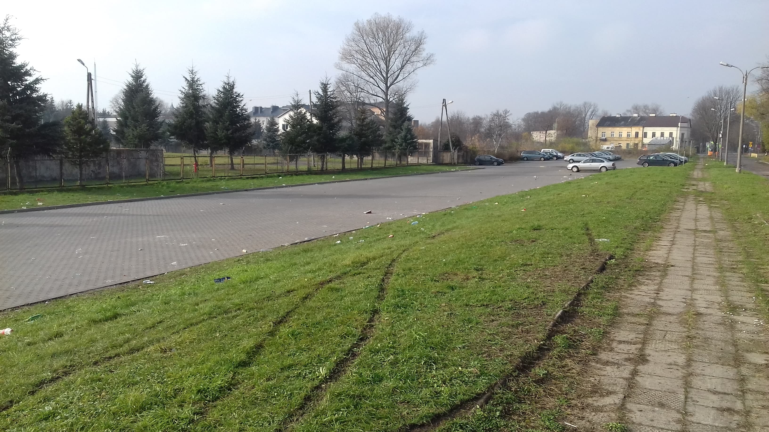 Śmieci walały się na parkingu. Burmistrz mówi co robić  - Zdjęcie główne