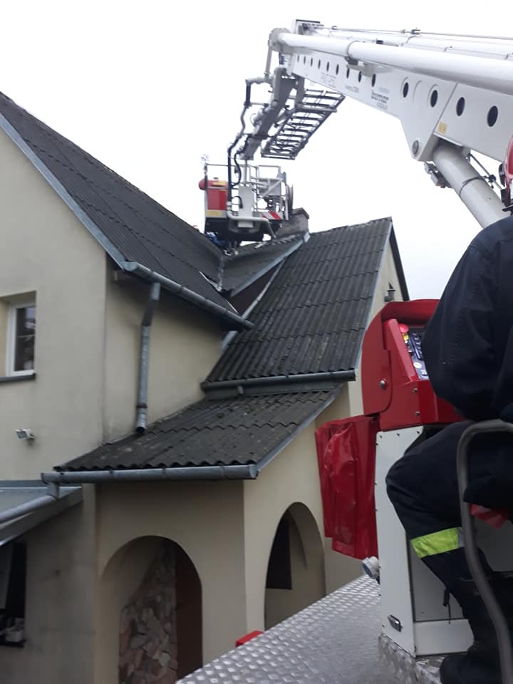 Silny wiatr uszkodził dach domu jednorodzinnego