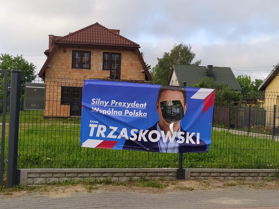 Trzaskowski z "wyciętą" twarzą 