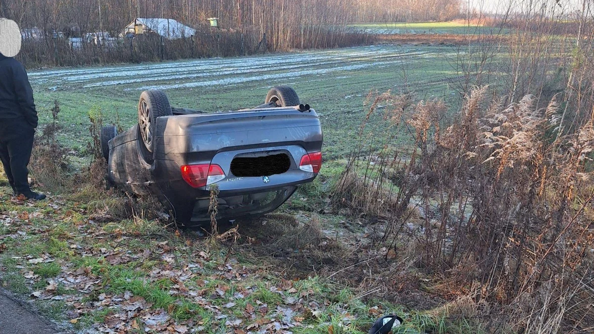 BMW wypadło z drogi i dachowało. Kierująca doznała obrażeń - Zdjęcie główne