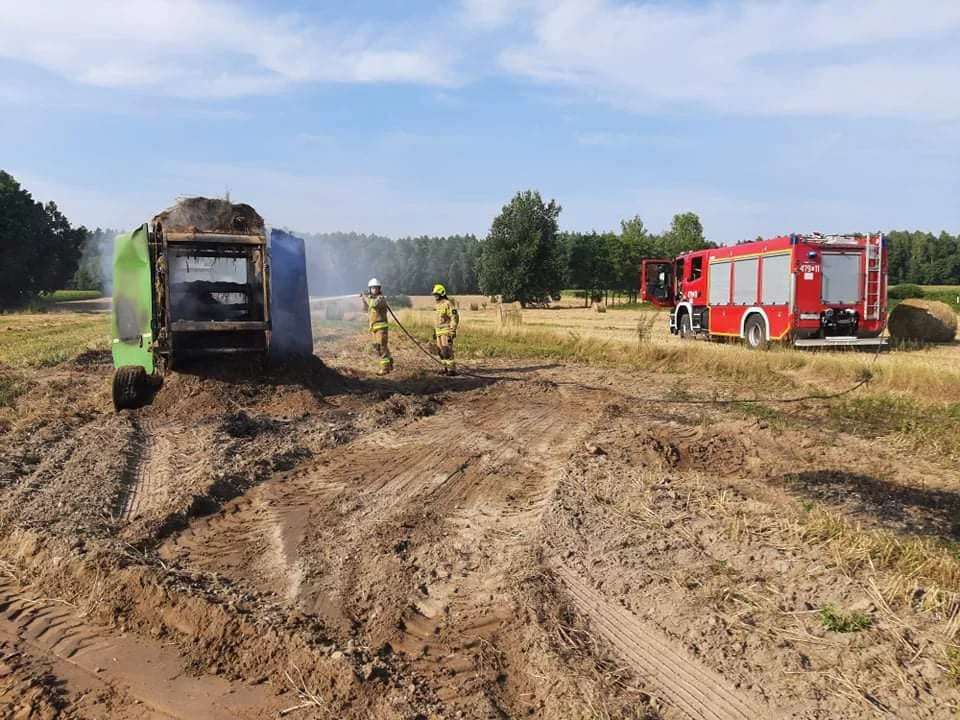 Pożar prasy belującej w gminie Krzywda. Ogień gasili strażacy - Zdjęcie główne