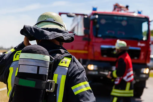 Łuków: Substancja ropopochodna na niektórych ulicach. Wezwano strażaków - Zdjęcie główne