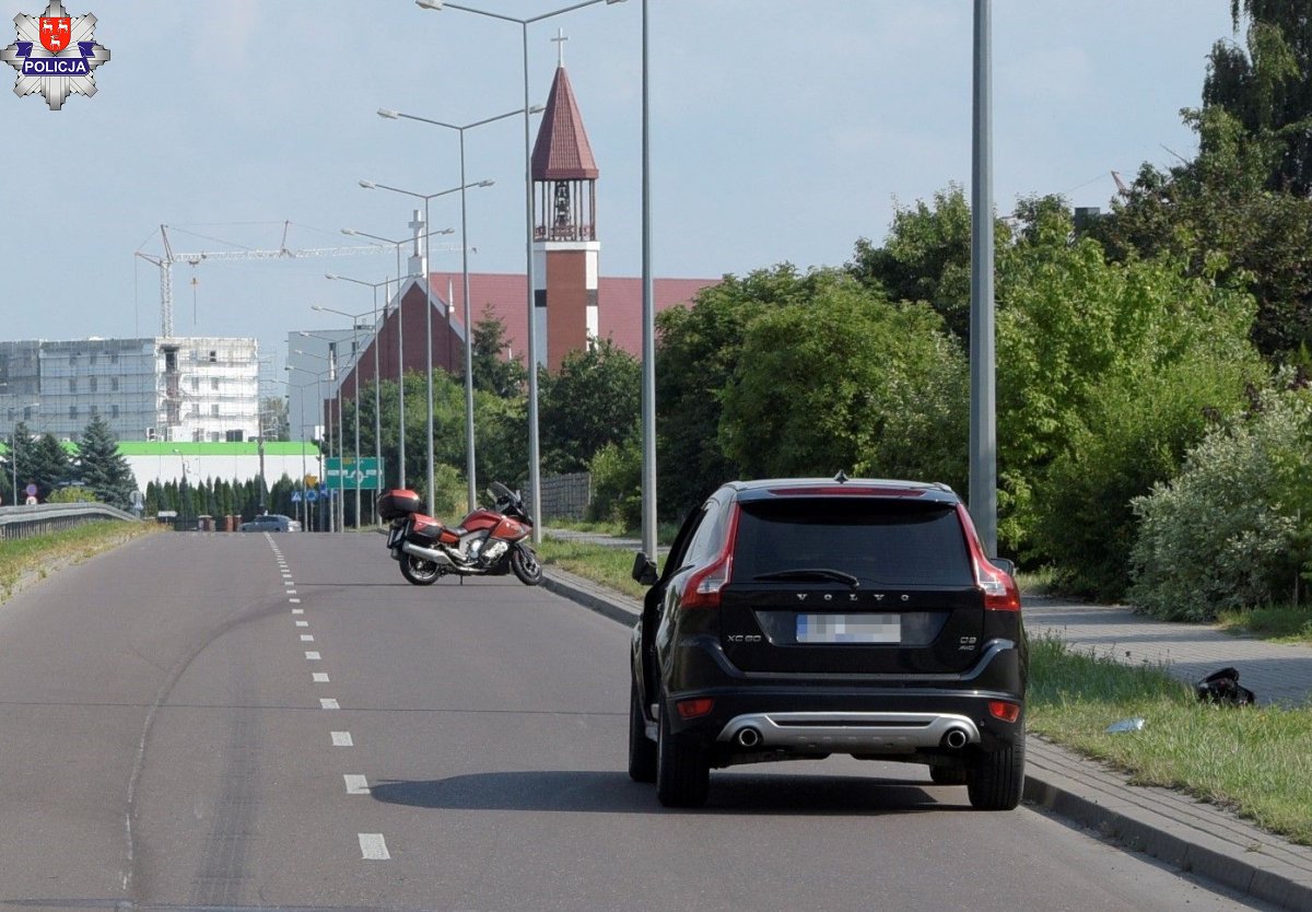 Kierował bez uprawnień „wypasionym” motocyklem. Zderzył się z volvo.  - Zdjęcie główne