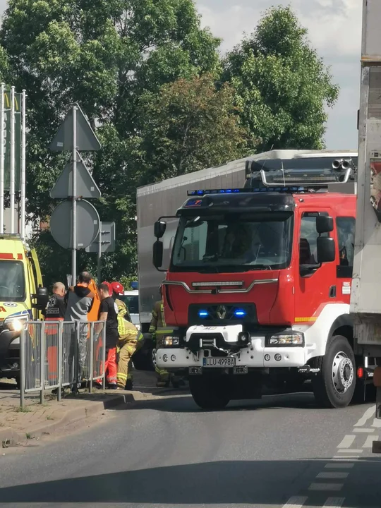 Wypadek na ul. Warszawskiej w Łukowie. Ciężarówka potrąciła pieszą - Zdjęcie główne