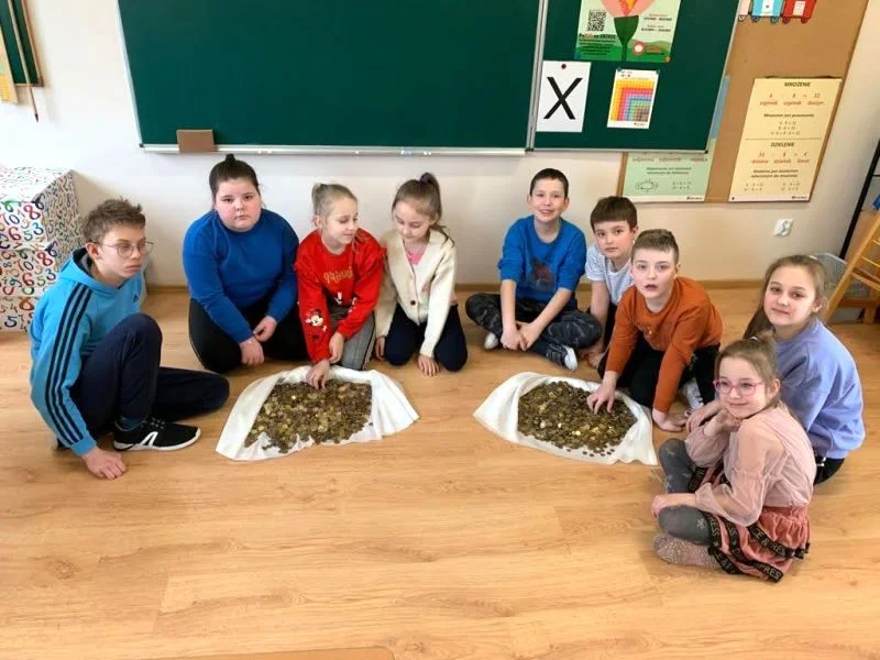 „Góra Grosza” w szkole w Świdrach. Pomogą rodzinnym domom dziecka - Zdjęcie główne