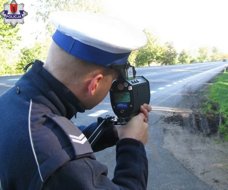 Minęła policjantów i dodała gazu. Ukarana za przekroczenie prędkości i wożenie pasażerów bez zapiętych pasów - Zdjęcie główne