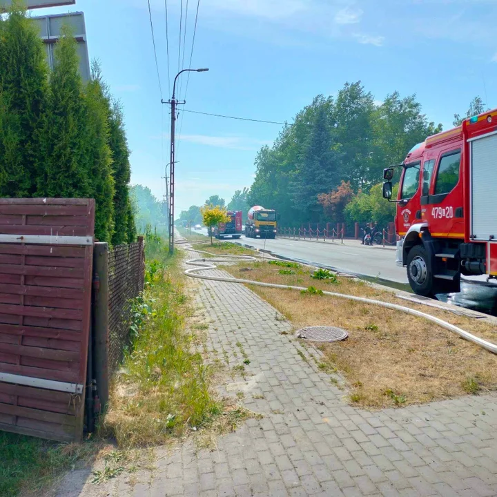 Pożar na ul. Żelechowskiej w Łukowie. Na miejscu 10 wozów strażackich - Zdjęcie główne