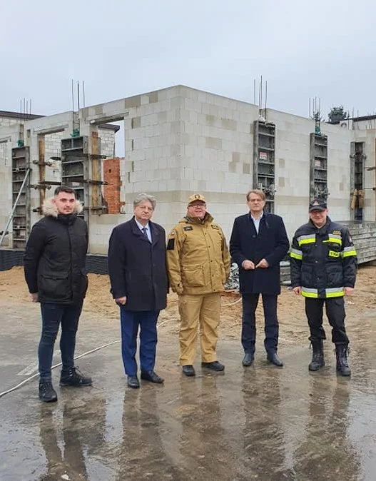 Nowy budynek łukowskiej Straży Pożarnej pnie się w górę.  Więcej miejsca i nowocześniej    - Zdjęcie główne