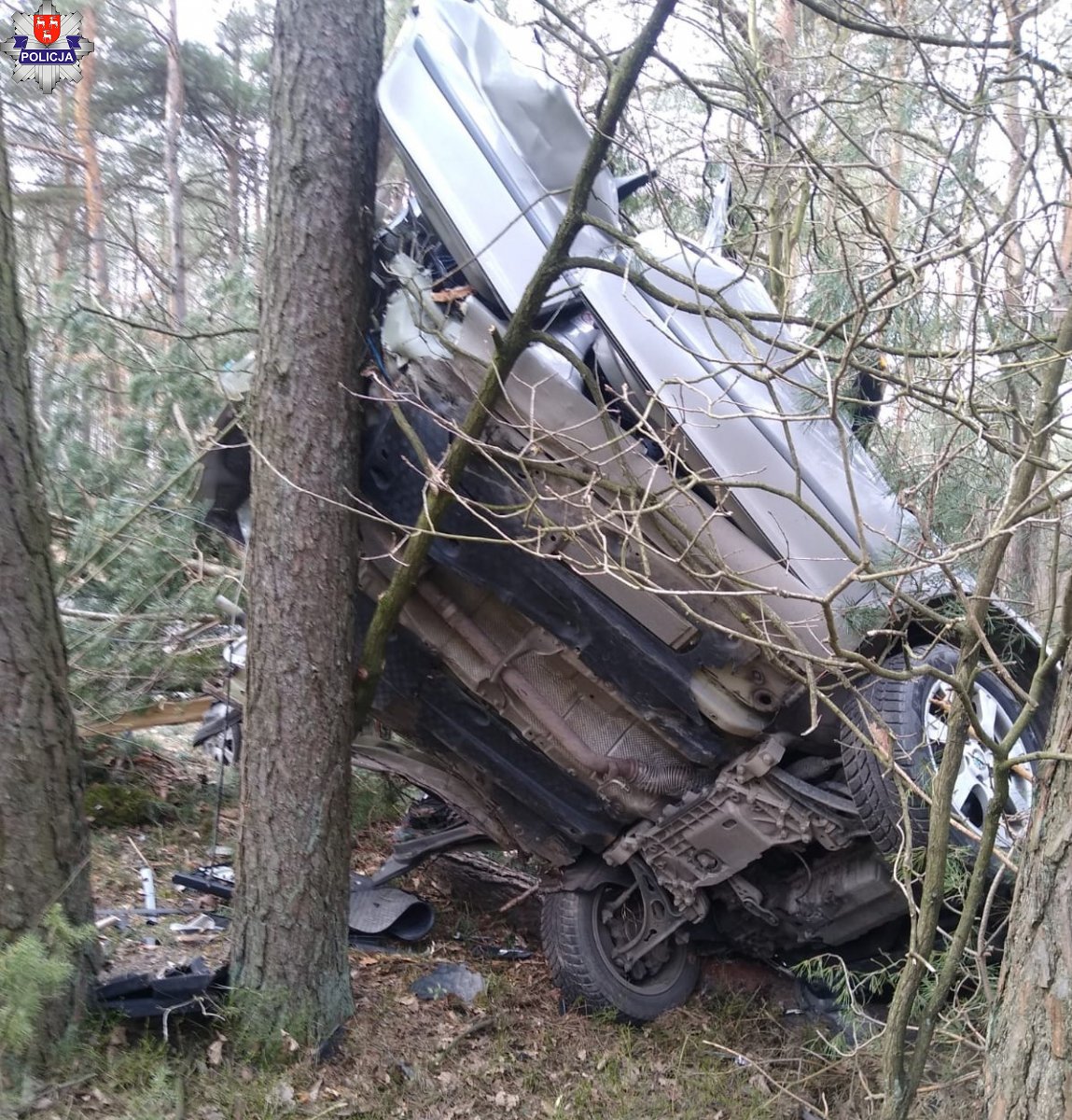 Drożdżak. Po uderzeniu skoda rozpadła się na dwie części. 