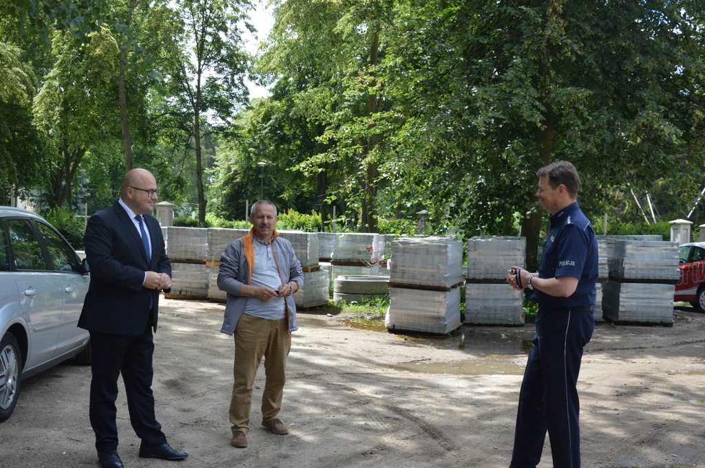 Policja i władze miasta informują o zakazie wstępu na zalew