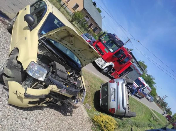 Zderzenie dwóch osobówek w Woli Kisielskiej.Jedno auto dachowało - Zdjęcie główne